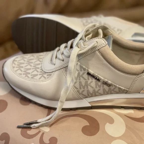 MICHAEL Michael Kors | Shoes | Beautiful Shoes Only Worn  display picture 3